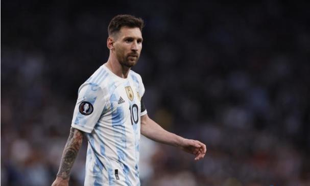 网红鹿哈晒红本本引误会，这波蹭热度太刻意！